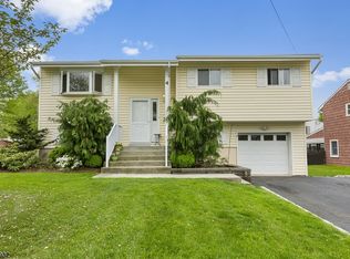 4 Robin Rd, Somerville, NJ 08876