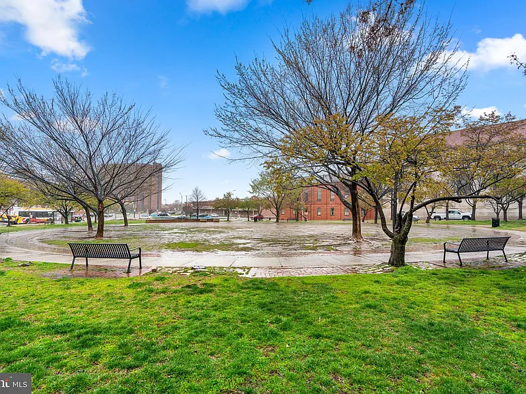 1120 S Kenwood Ave — Photo 43