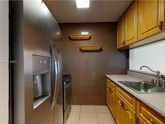 2nd image of 505 NE 30th St APT 605
