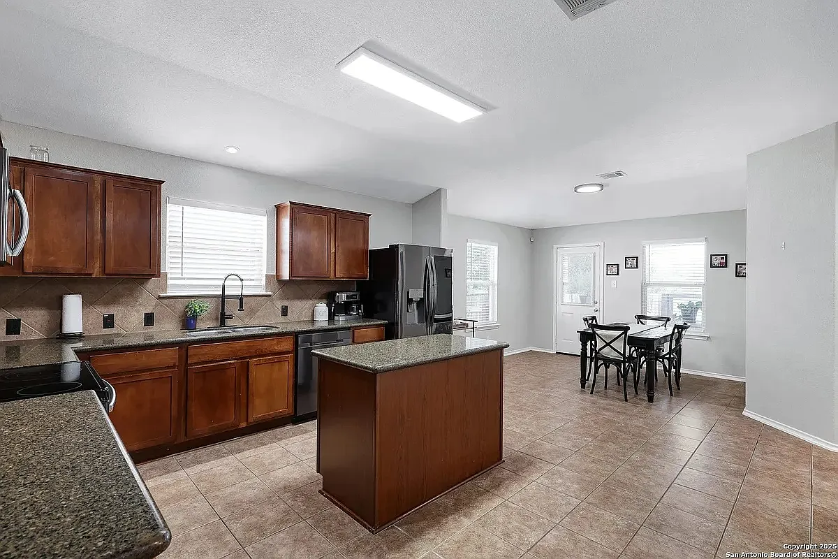 3 bed, 1648 sqft, $2,200 — Photo 4