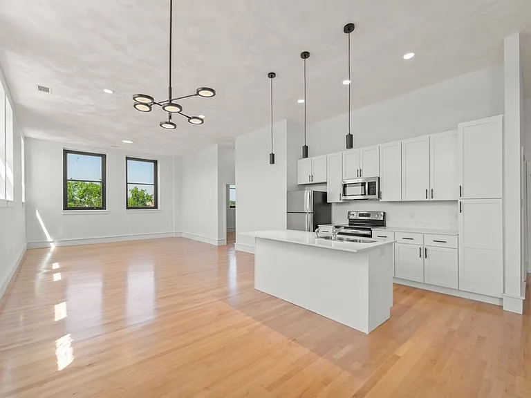 90 E Bremer Ave — Photo 18