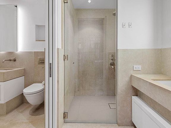 4th image of 404 Park Ave S APT 4E