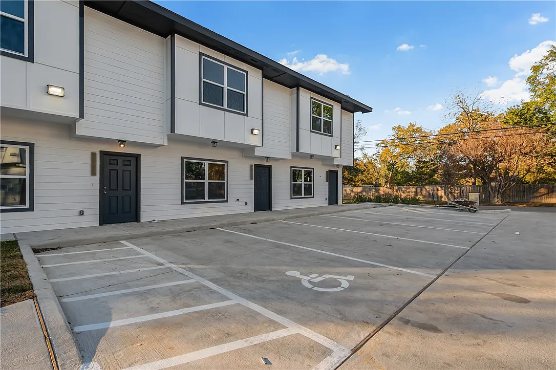 2 bed, 1165 sqft, $1,550 — Photo 2