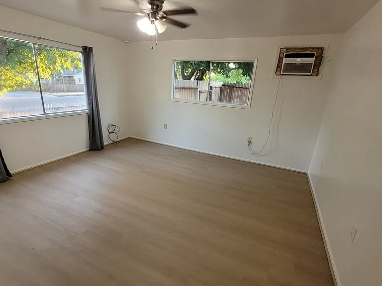 1430 Park Ave — Photo 2