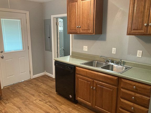 4th image of 136 Fairview Ave