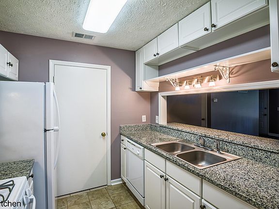 Pass through to living area with separate lighting.