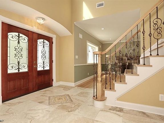 2nd image of 13-31 Jerome Pl #1X