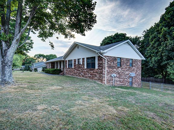 3rd image of 443 Hillcrest Cir