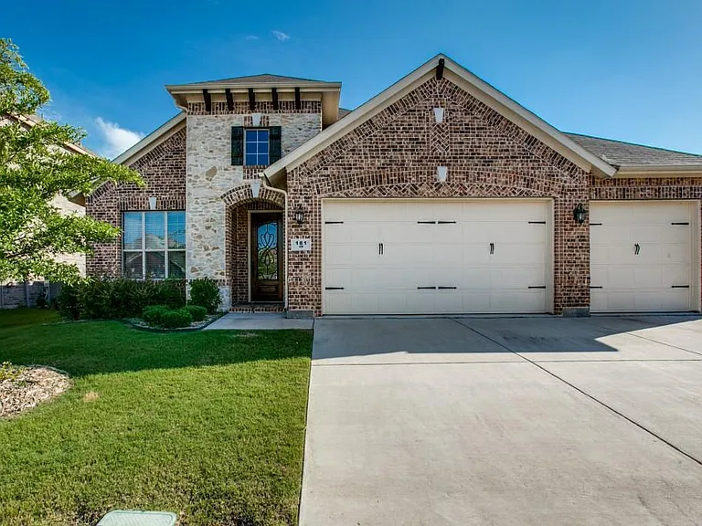 181 Hampton Dr — Photo 2