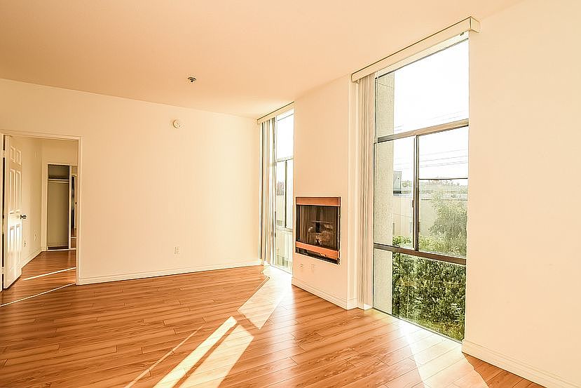 1st image of 125 N Doheny Dr #304A