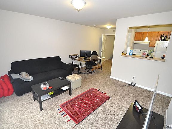 3rd image of 952 Bloomfield Village Blvd APT E