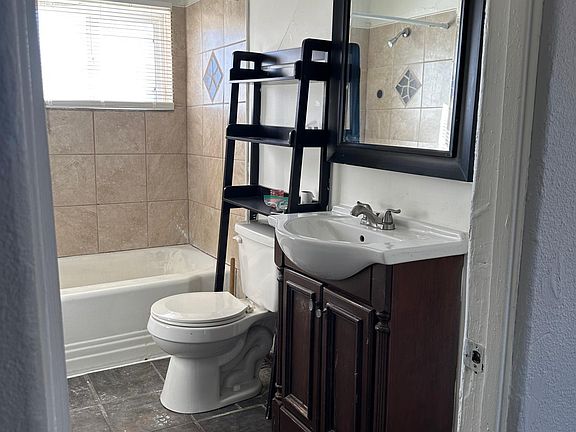 4th image of 2118 E 10th St