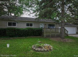 529 Green Cove Dr, Holly, MI 48442
