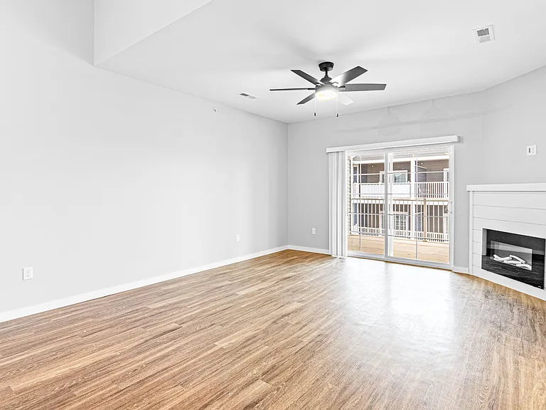 Spring Rose Cir — Photo 38