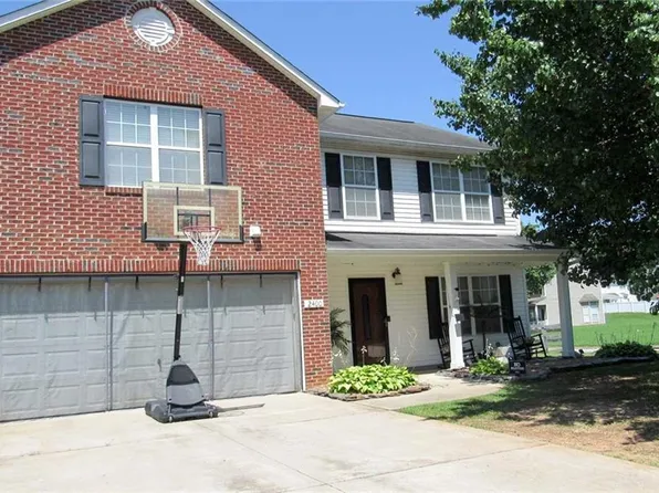 2400 Lannigan Dr, Greensboro, NC 27406