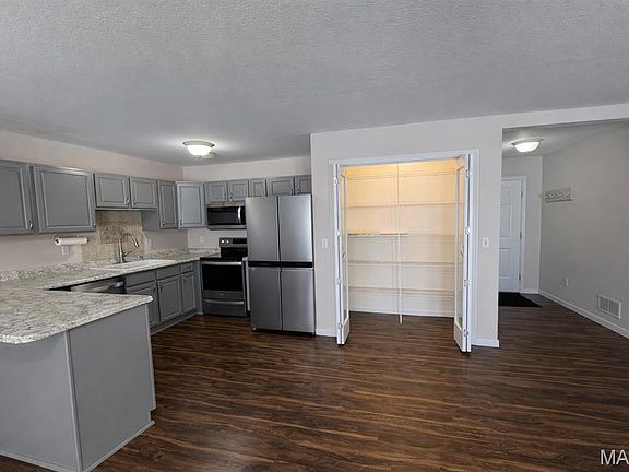 4th image of 902 Pine Ave