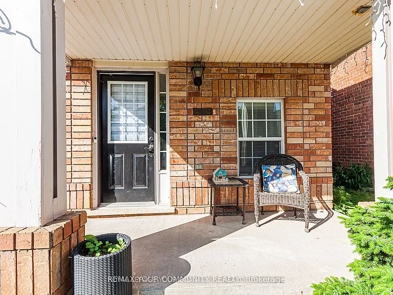 688 Hamilton Cres — Photo 1