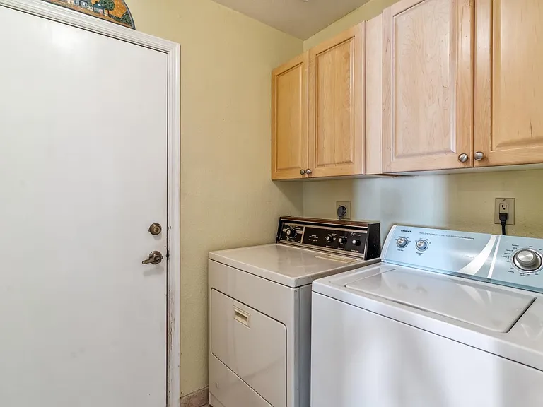 1739 N Palm Dr — Photo 26
