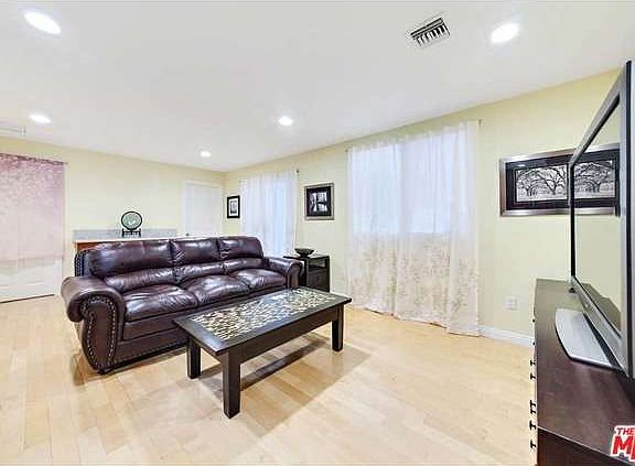 4th image of 1568 N Beverly Glen Blvd