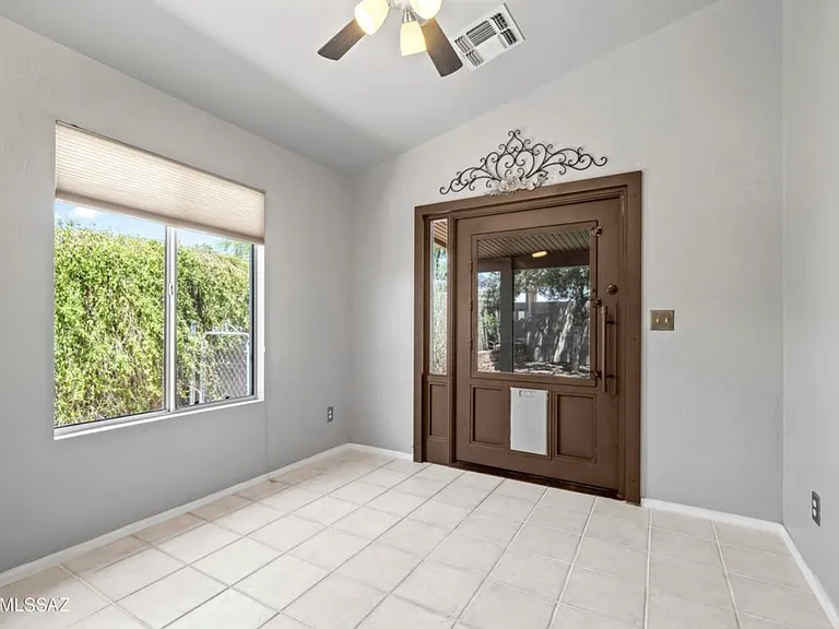 8807 S Desert Rainbow Dr — Photo 2