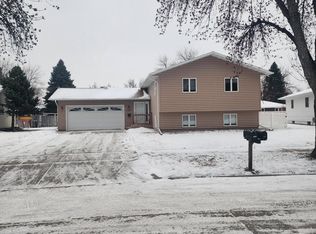 2210 Springbrook Ct, Grand Forks, ND 58201