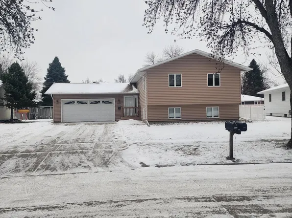 2210 Springbrook Ct, Grand Forks, ND 58201