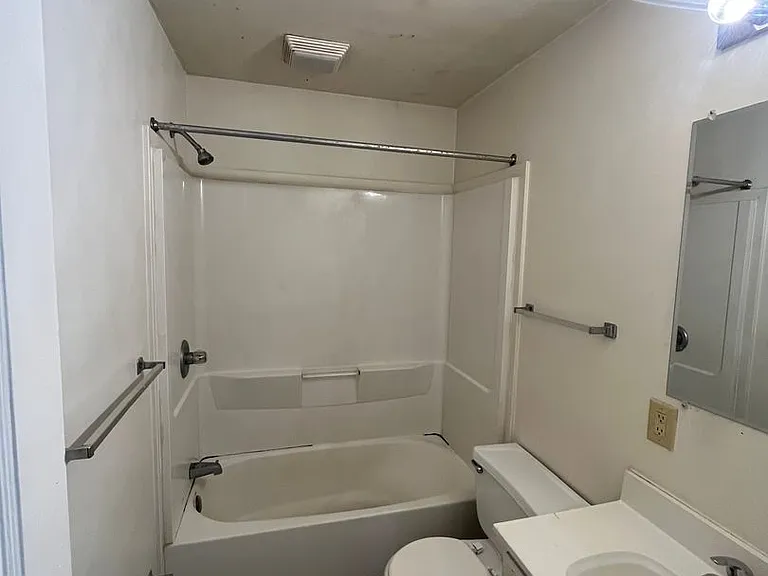 1422 Potomac Ave — Photo 6