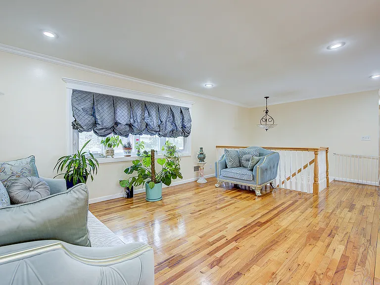 55 Duncan Dr W — Photo 4