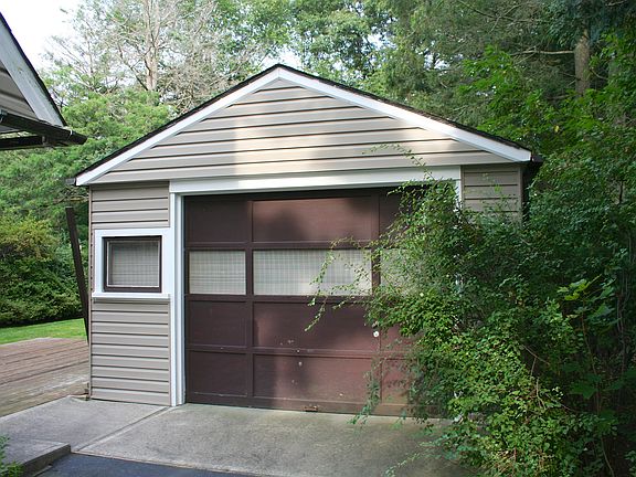 1.5 Car Garage