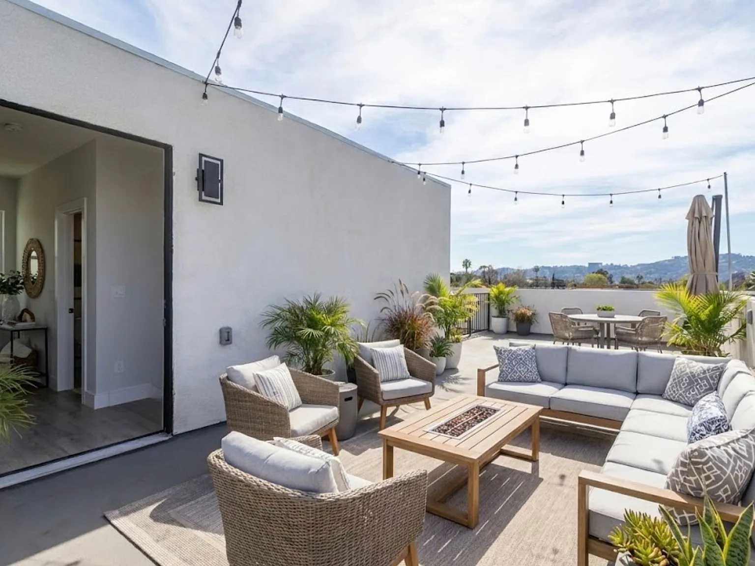 Work From Your Private 500 Sqft Rooftop | 3 En-Suite Bedrooms On Separate Floors | Garage + Yard ... — Photo 3