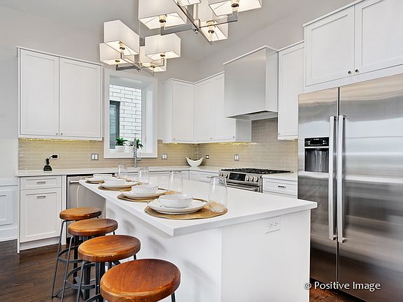 5th image of 3046 N California Ave Unit 201