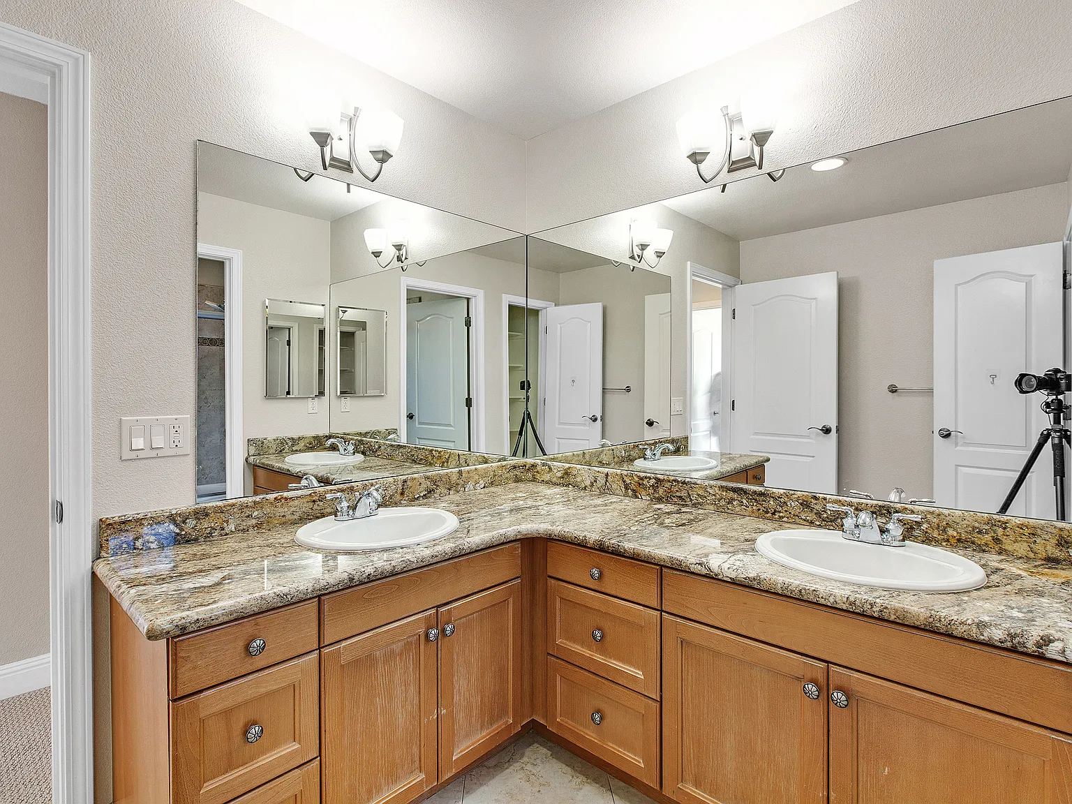 4 bed, 2.5 bath, 2800 sqft, $6,800 — Photo 3