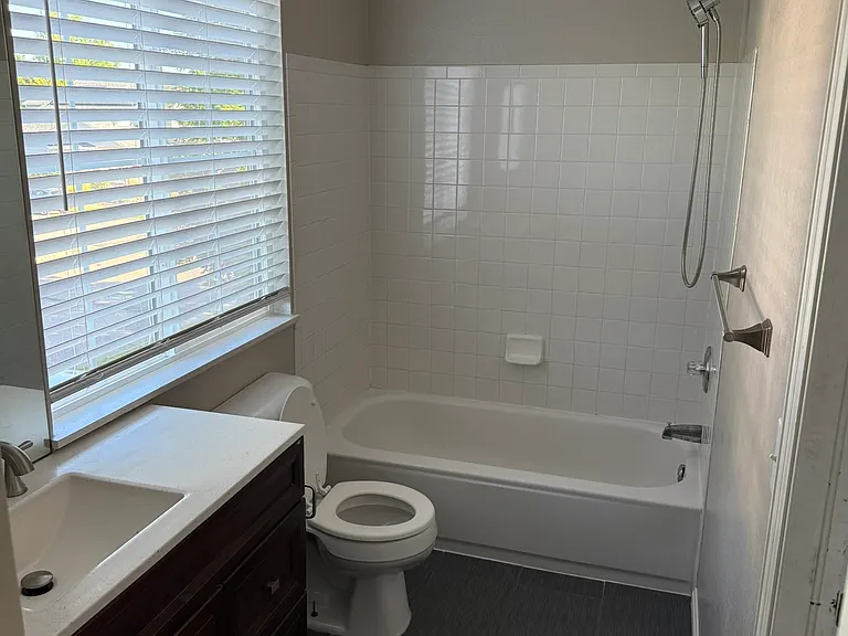 429 Simmons Ct — Photo 9