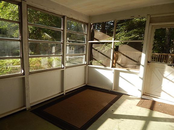 Screened in porch w/ doggie door.