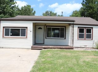 222 E Waggoner Ln, Haysville, KS 67060