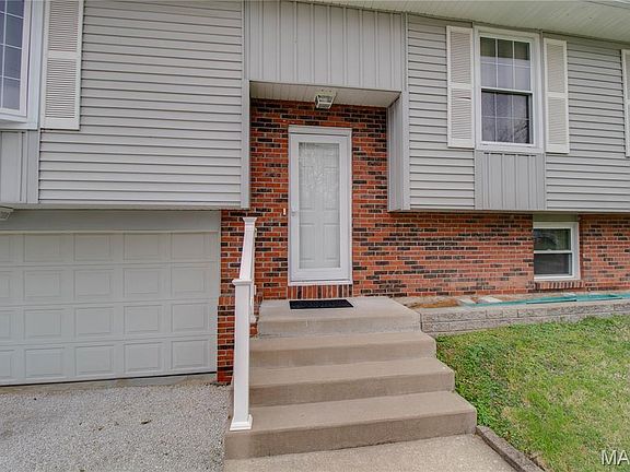 5th image of 935 Forest St