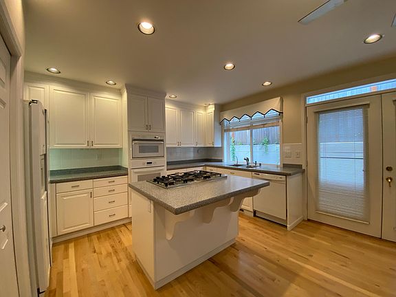 5th image of 124 8th Ln NE