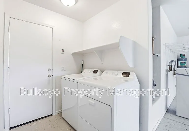 310 E Payton St — Photo 14