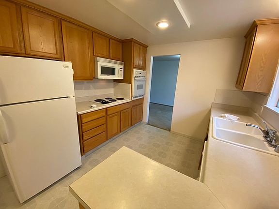 Kitchen with full appliances