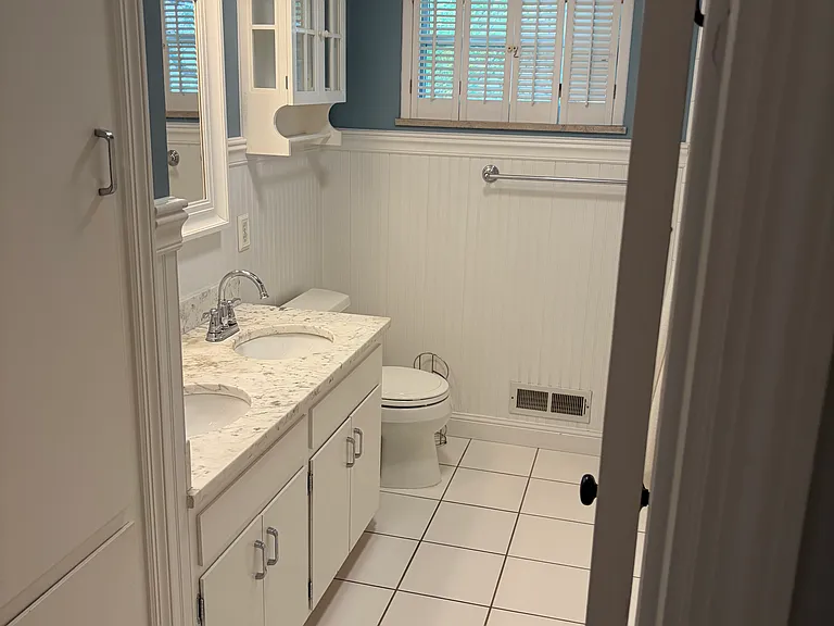 1481 Westminster Dr — Photo 2