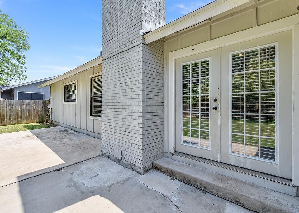 1st image of 2608 Lazy Oaks Dr