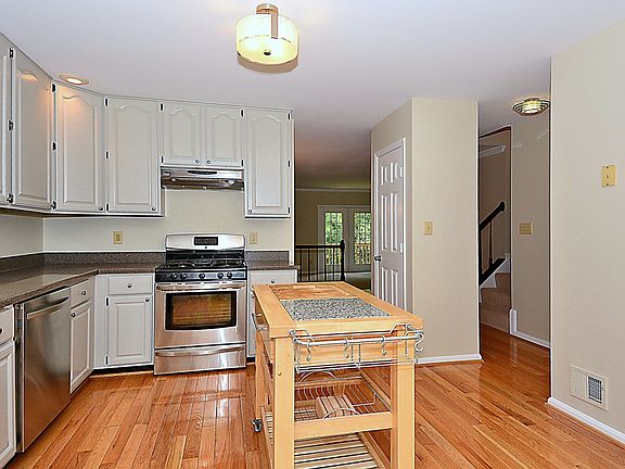 4th image of 5112 Woodfield Dr