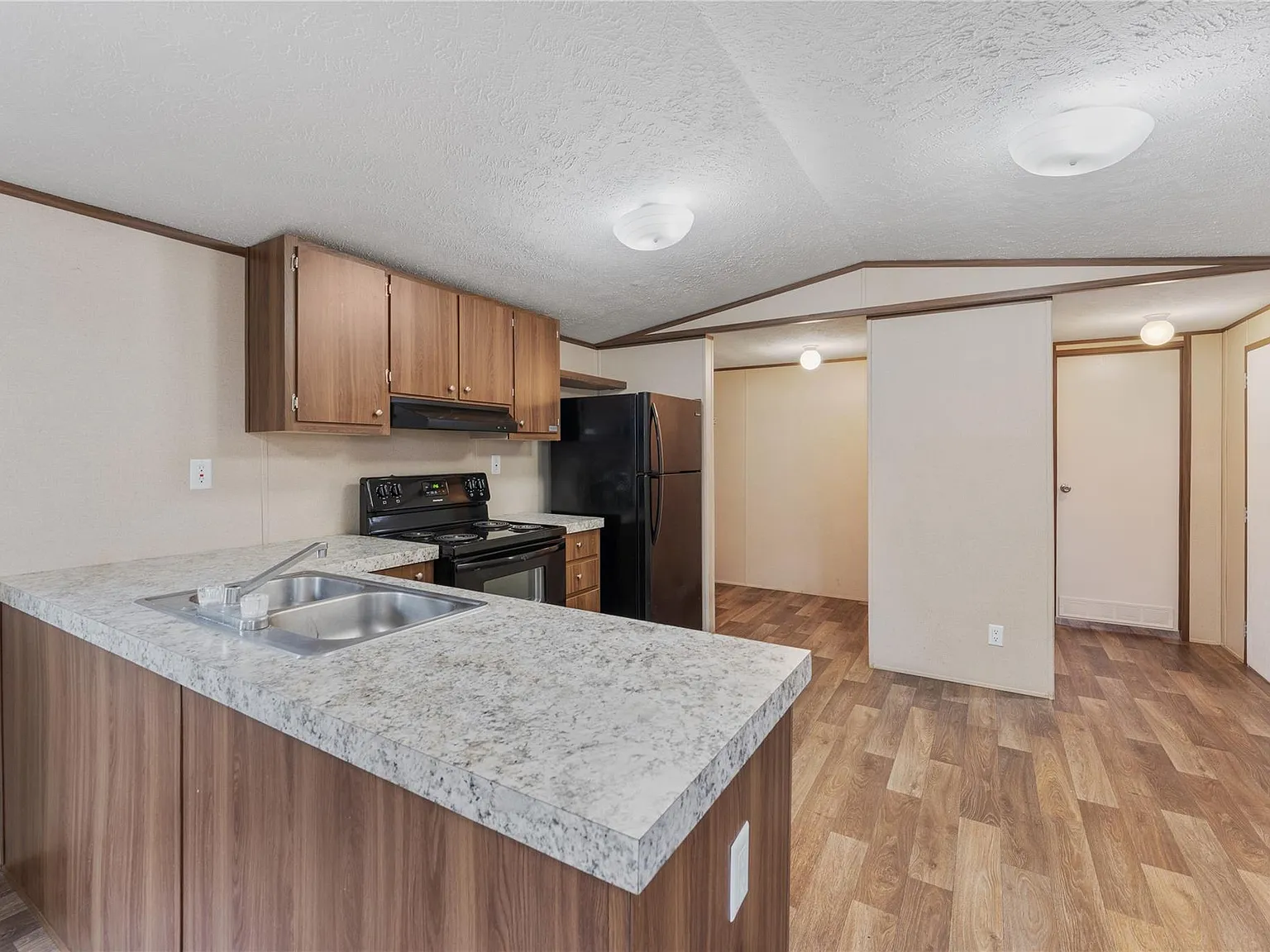 3 bed, 2.0 bath, 1250 sqft, $1,350 — Photo 3