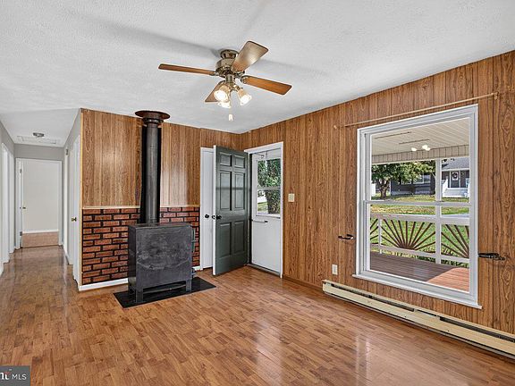 4th image of 204 4th St