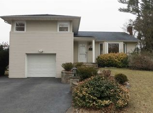 22 Glen Rd, Westbury, NY 11590