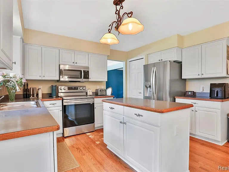 3288 Hickory Dr — Photo 7