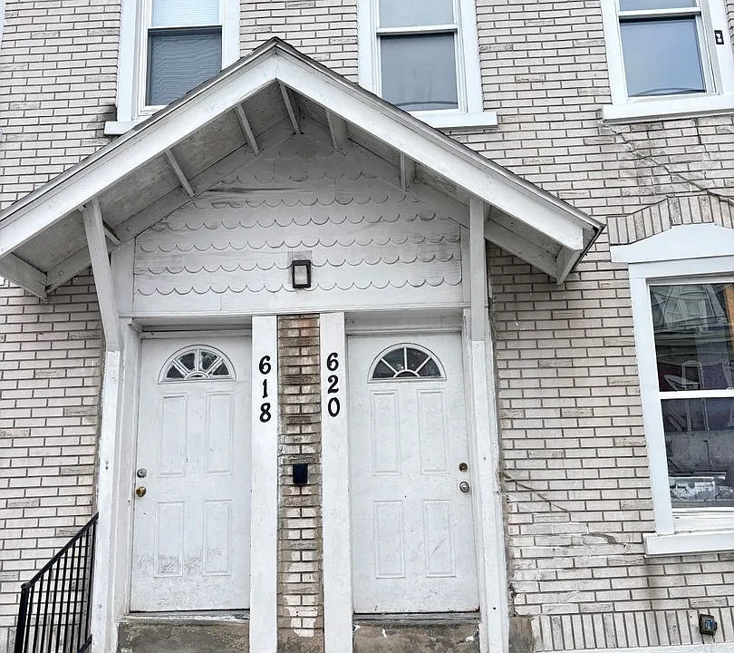 618-620 W Chew St