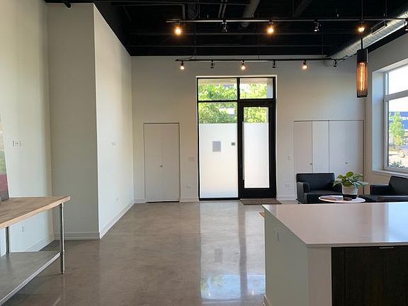 5th image of 2803 W Henderson St #101