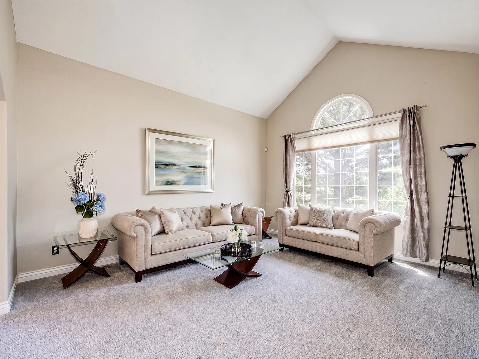 6 bed, 5.5 bath, 6398 sqft, $5,980 — Photo 4