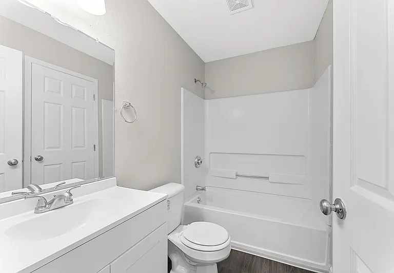 1009 Shadow Ln — Photo 3